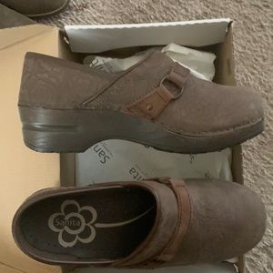 New in the box Sanita size 37 womens brown leather clogs